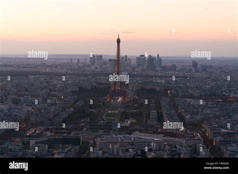 Paisaje Urbano De París Con La Torre Eiffel Al Atardecer Fotografía De