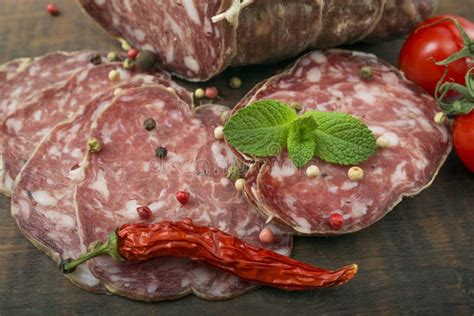 Geräucherte Wurst Mit Minze Und Pfefferkörnern Stockbild Bild Von