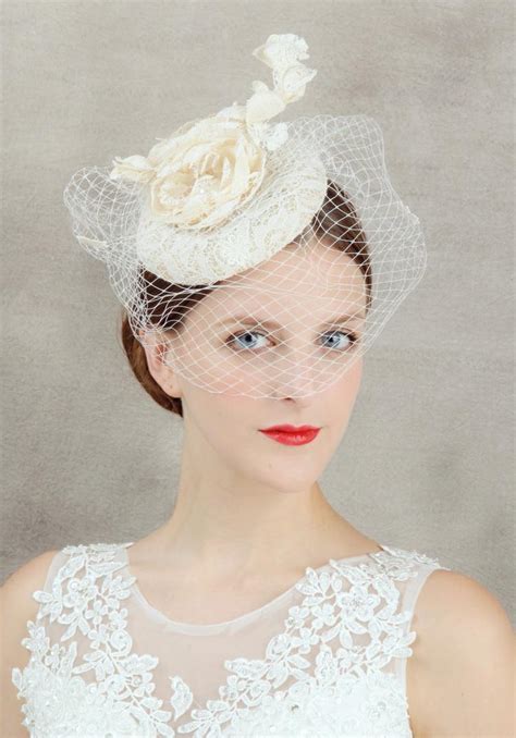 Nos chapeaux et autres bibis pour un mariage ronron pastel et plumes. Voilette mariage et bijou de tête romantique en 22 photos