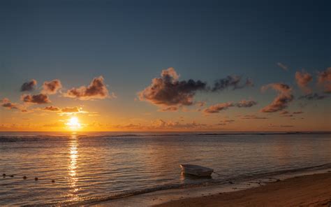 2880x1800 Boat Sea Beach Sunset 5k Macbook Pro Retina Hd 4k Wallpapers