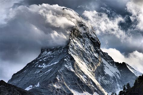 Matterhorn Mountain In The Clouds Bergwelten Berg Portrait