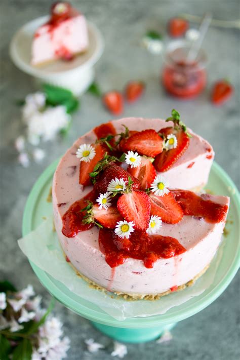 Maybe you would like to learn more about one of these? Sommerliche Erdbeer-Joghurt Torte mit Amarettini-Boden ...