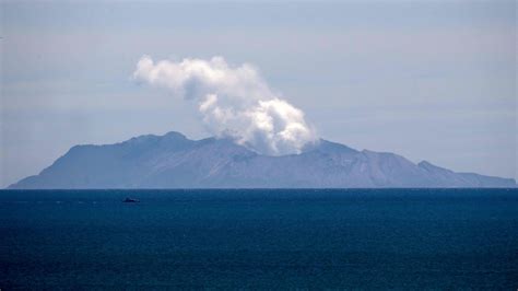 Vulkanausbruch In Neuseeland Polizei Will Bergungsmission Starten Tagesschaude