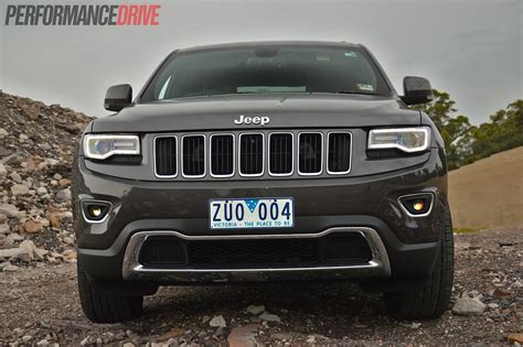2014 Jeep Grand Cherokee Limited-front grille