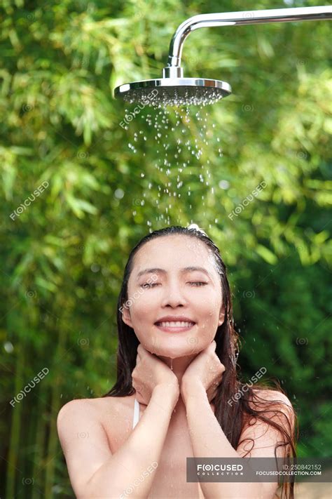 Front View Of Beautiful Smiling Asian Girl Taking Shower With Closed Eyes — Sexy Green Stock