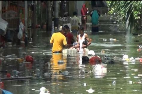 Sampah Mengambang Penuhi Genangan di Jalan Kapuk-Teluk Gong