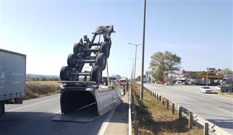 Hafriyat kamyonunun açık kalan damperi yön levhasına çarptı