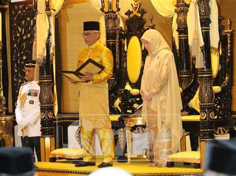 Pahang crown prince tengku abdullah has been proclaimed as the sixth sultan of pahang, effective immediately, succeeding his father sultan realising this, we agreed to suggest to the pahang royal council that my elder brother be appointed as the successor to my father as sultan of. Istiadat Pemasyhuran Sultan Pahang berlangsung sempurna