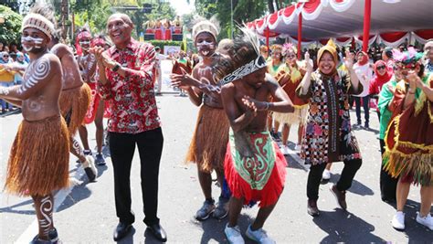 Noken adalah salah satu warisan leluhur yang ada di bumi papua. Mengenal Tas Khas Papua di Festival Noken 2018 | Indonesia ...