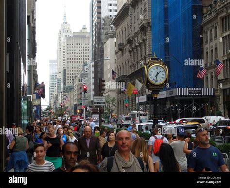 Busy Sidewalk New York City Hi Res Stock Photography And Images Alamy