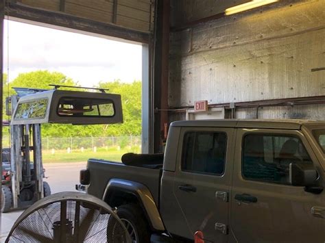 American camper shells is an authorized distributor of leer and snugtop truck caps, tonneau covers, camper shells & toppers. Jeep Gladiator Camper Shell Install - Stonestrailers
