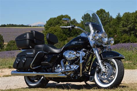 See motorcycle owner's manual for complete details. 2012 Harley-Davidson FLHRC Road King Classic: pics, specs ...