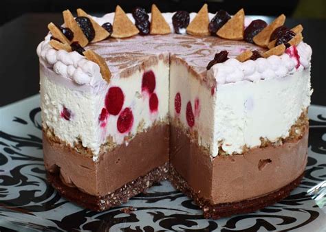 Dilly bar fancy ice cream cake is filled with chocolate and vanilla soft serve with crunch cookie and chocolate fudge. Raw Ice Cream Cake Challenge WINNER - Sweetly RawSweetly Raw