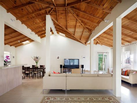 High Ceilings Highlight This Venice Bungalow In A Choice Corner Lot
