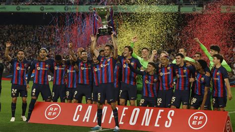 El Barcelona festeja y levanta el trofeo de Campeón de la Liga española
