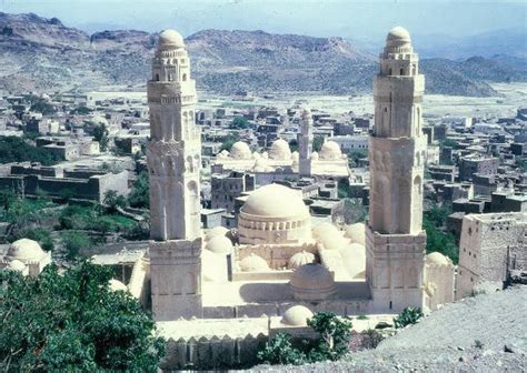 أقدم وأجمل مساجد اليمن في مرمى قذائف الحوثي