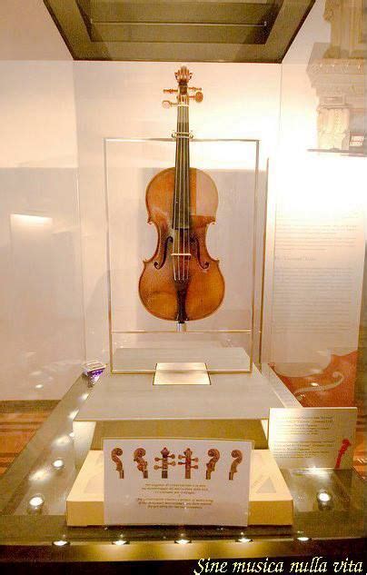 Il Cannone Guarnerius Paganinis Favorite Violin Made In 1743 By