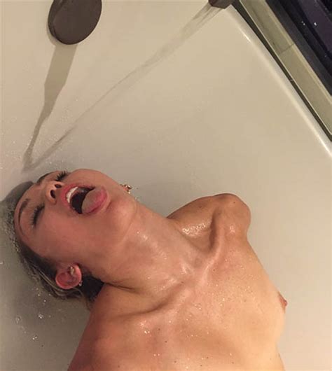 Miley Cyrus Spreading Her PUSSY And PISSING Sex Contacts Adult Dating