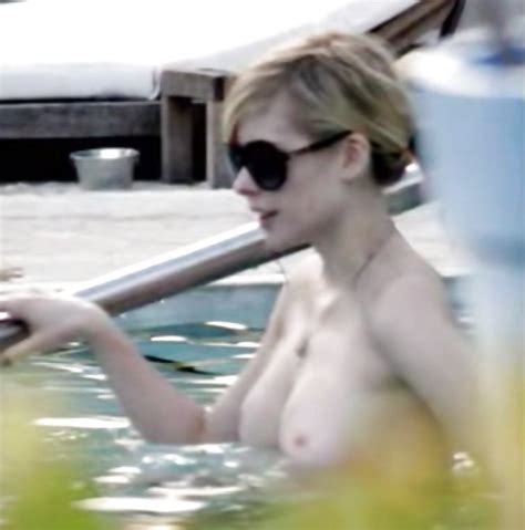 Avril Lavigne Naked 34 Photos The Fappening