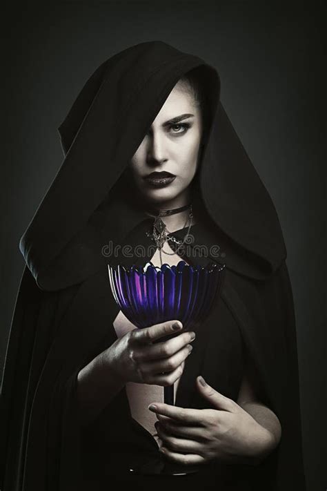 schöne vampirsfrau im mittelalterlichen kleid und in ihrem opfer stockfoto bild von schön