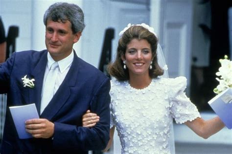 Tatiana schlossberg, edwin schlossberg, caroline kennedy, president barack obama, and first lady michelle obama. Le neveu de John Kennedy Jr est son quasi sosie
