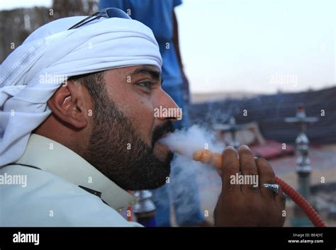 Arabische Shisha Pfeife Rauchen Stockfotografie Alamy