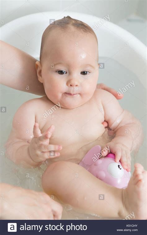 Kind In Der Badewanne Mit Rosa Wasser Fotos Und Bildmaterial In Hoher Auflösung Alamy