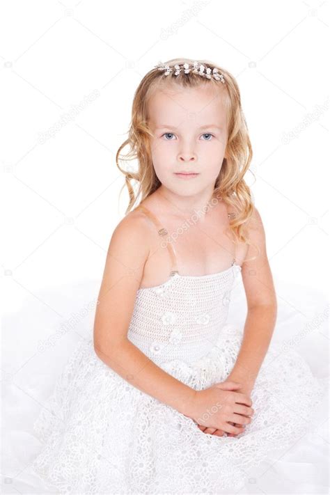 Belle petite fille en robe blanche isolée sur fond blanc image libre de