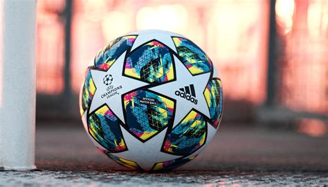 The ball features the latest adidas performance technology to help ensure europe's top can perform at their best during the uefa champions league final. adidas, pallone multicolor per la Champions League 2019/20