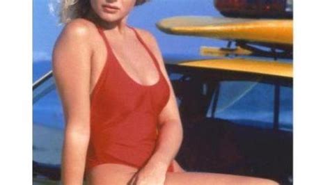 Erika Eleniak Mais Qu Est Devenue La Star D Alerte Malibu Et Pi Ge