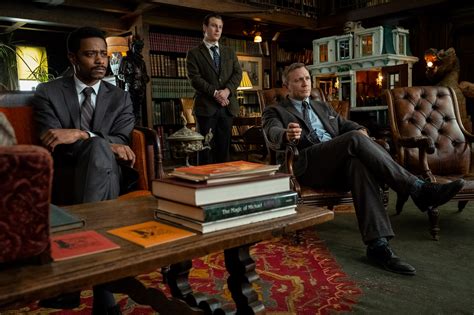 Are you ready to draw your knives out? 'Knives Out' Review: Whodunit? Someone Famous, Having a ...