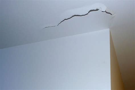Cracks In Ceilings Its Types Causes And How To Fix Cracks In Ceilings Homeadow