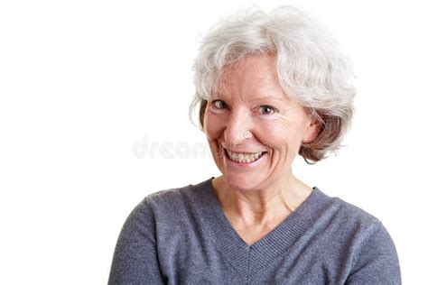 Ältere Frau Mit Grinsen Auf Ihrem Gesicht Stockfoto Bild Von