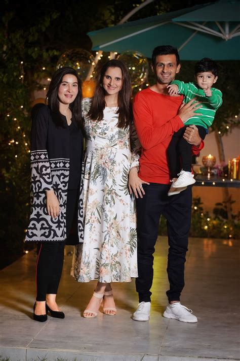 His father was a builder, and her mother naseema, worked in the printing business. Sania Mirza Birthday Celebration Pics with her Family ...