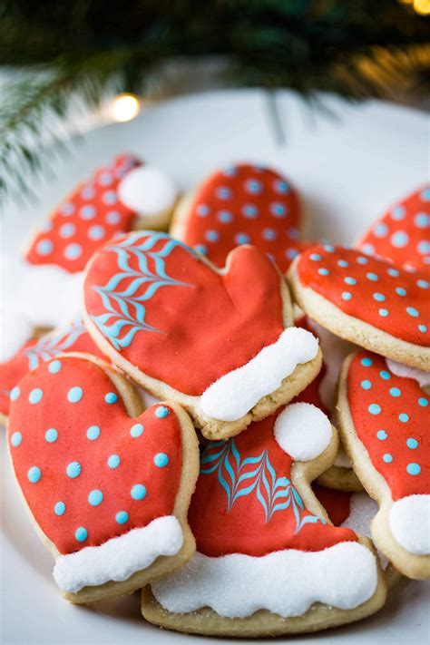 Of course, you can add a pretty touch with sprinkles and food coloring, but if you want to. Christmas Cookie Decorating Tutorial for Hat and Mitten Cookies