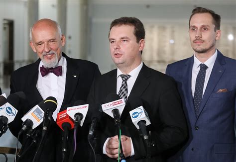 Kukiz'15 is a political movement in poland led by punk rock musician turned politician paweł kukiz. Poseł Kukiz'15 zapisuje się do partii Janusza Korwin-Mikkego