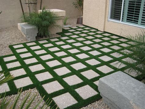 With a little imagination, you can even make use of materials you may have lying around the house or can procure easily, like rocks, pebbles, or old wood. Low Maintenance Front Yard Landscaping Pictures : Small ...