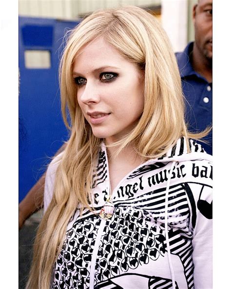 Avril Lavigne Photos Avril Lavigne Style Leg Pictures Bikini Pictures Celebrity Singers