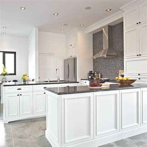 Mais quand vient le moment de choisir la couleur des murs et celle de la credence on devient un peu confus exactement a cause de cet eventail doptions enorme. Cuisine Armoires Blanches Comptoir Bois