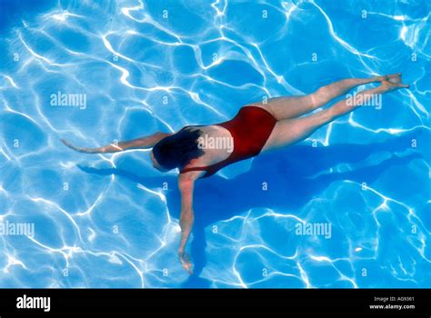 schwimmen unter wasser im schwimmbad modell veröffentlicht bild frau stockfotografie alamy