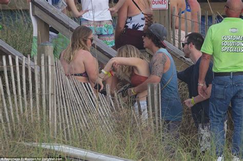 Spring Breakers Defy Drink Ban To Twerk Flash And Fight Daily Mail Online