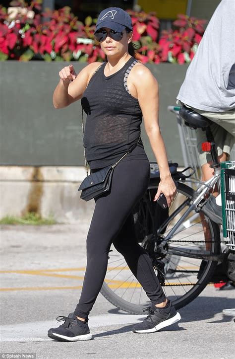 Pregnant Eva Longoria Shows Off Blossoming Bump In Gym Kit Daily Mail