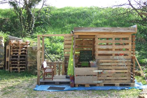 Elle reçoit un escalier, une rambarde de sécurité autour de la terrasse, des fenêtres en plexi qui s'ouvrent, des volets en bois, et un éclairage à. cabane en bois ( palettes recyclées) - Auto-rénovation écologique des HERISSONS