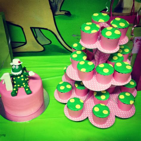 Dorothy Dinosaur Cupcakes And Cake Dorothy Dinosaur Party Wiggles