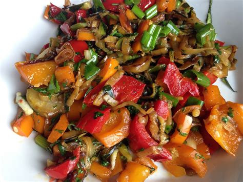 Meine Welt Geschmorte Paprika - Zucchini Pfanne mit Frühlingszwiebeln