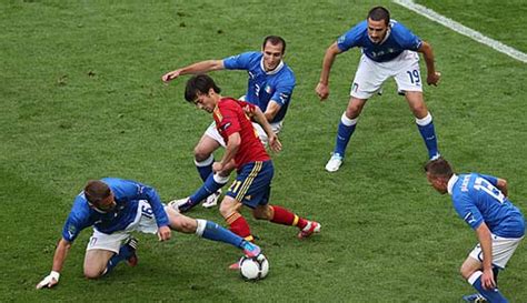 Italien och spaniens ställs emot varandra i ett prestigefyllt semifinalmöte på wembley i london. EM: Italien fordert Spanien