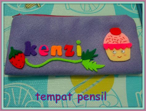 Pena dan pensil termasuk dalam kategori alat tulis yang mudah didapatkan. TEMPAT PENSIL CANTIK d=(´ `)=b | Karlina Flanel