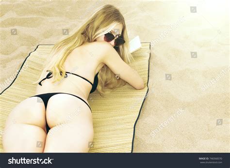 Sexy Girl Lying On Beach Flirting Nh C S N Ch Nh S A Ngay