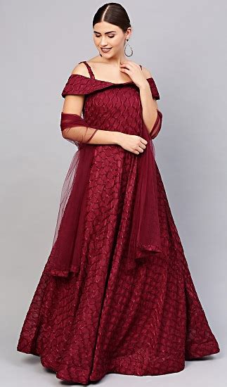Update 156+ maroon gown pics - camera.edu.vn