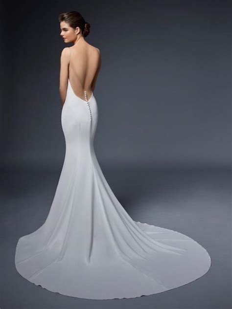 Es wurde von mir zur. Wandelbares Hochzeitskleid mit abnehmbarem Cape von Elysée